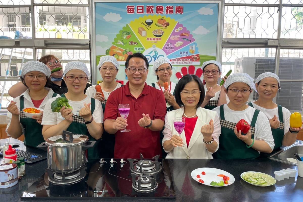 永平國小校長唐永安(中)與食育士講師群