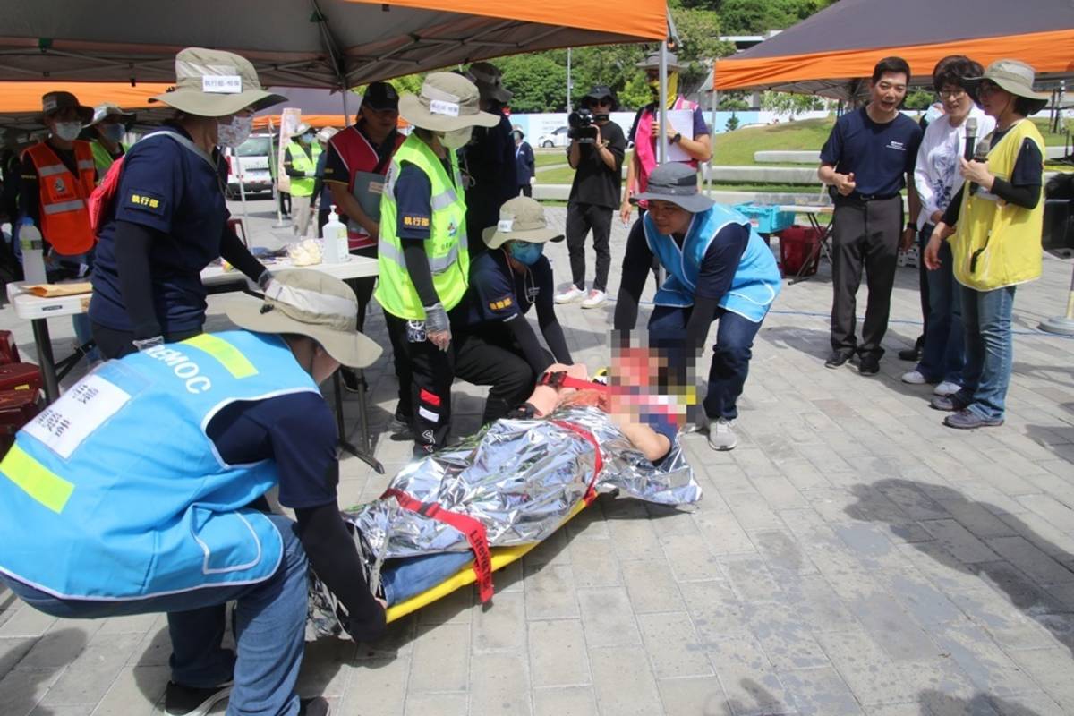 臺東縣各鄉鎮市衛生所集結縣立體育館演練地震災情，期透過實兵演練建立醫護人員互相協調、合作的機制。