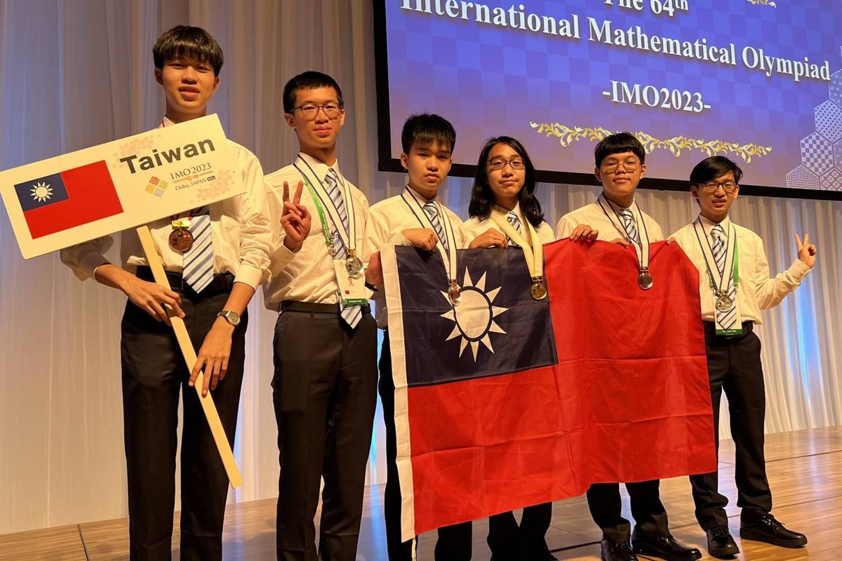 我國學生代表(左起)張博甡、卓育安、張齊安、江恩驊、許孟哲、鐘奇恩參加數學奧林匹亞競賽，獲得佳績。(教育部提供)