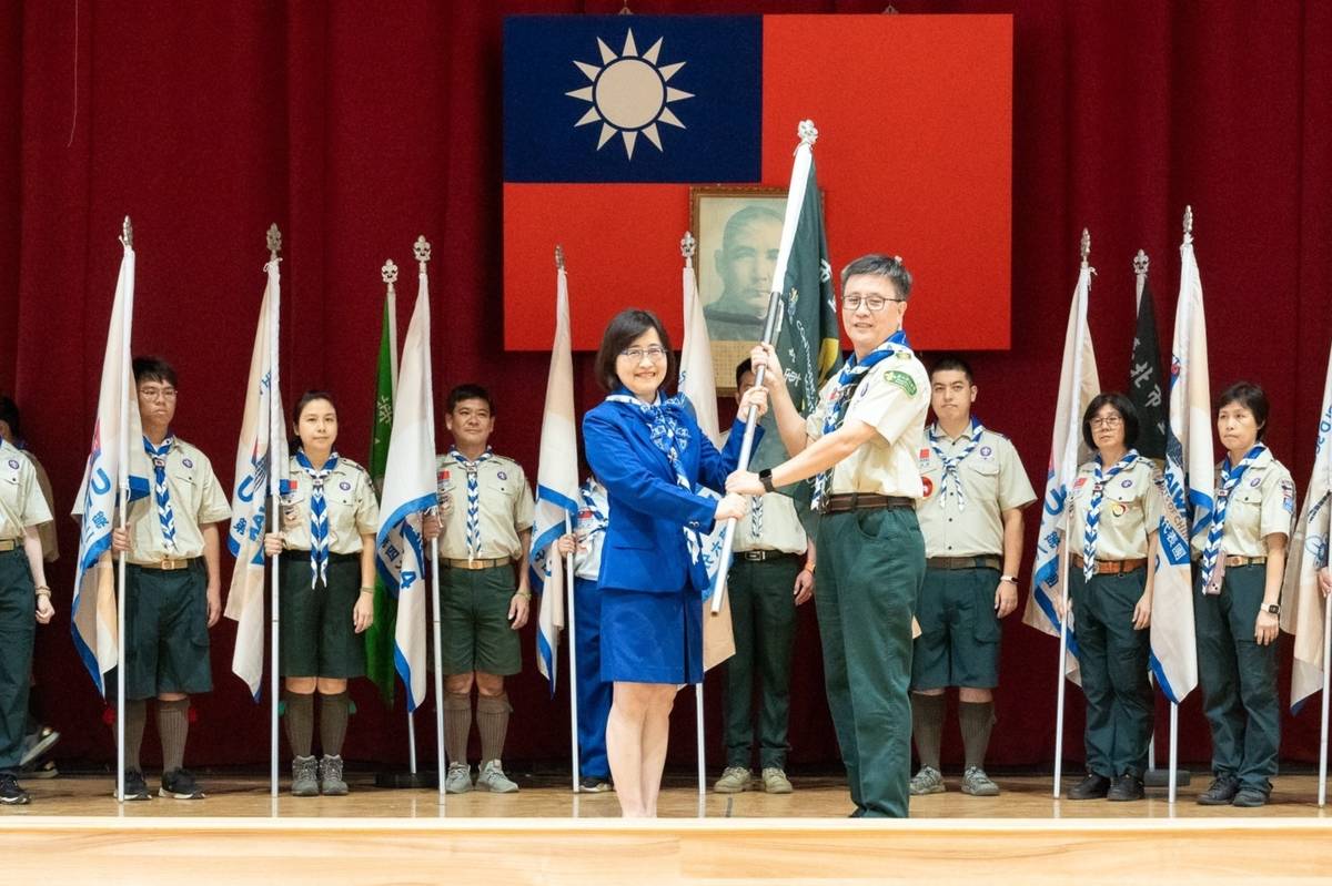 台北市副市長林奕華授予台北市代表團旗前往世界童軍大露營