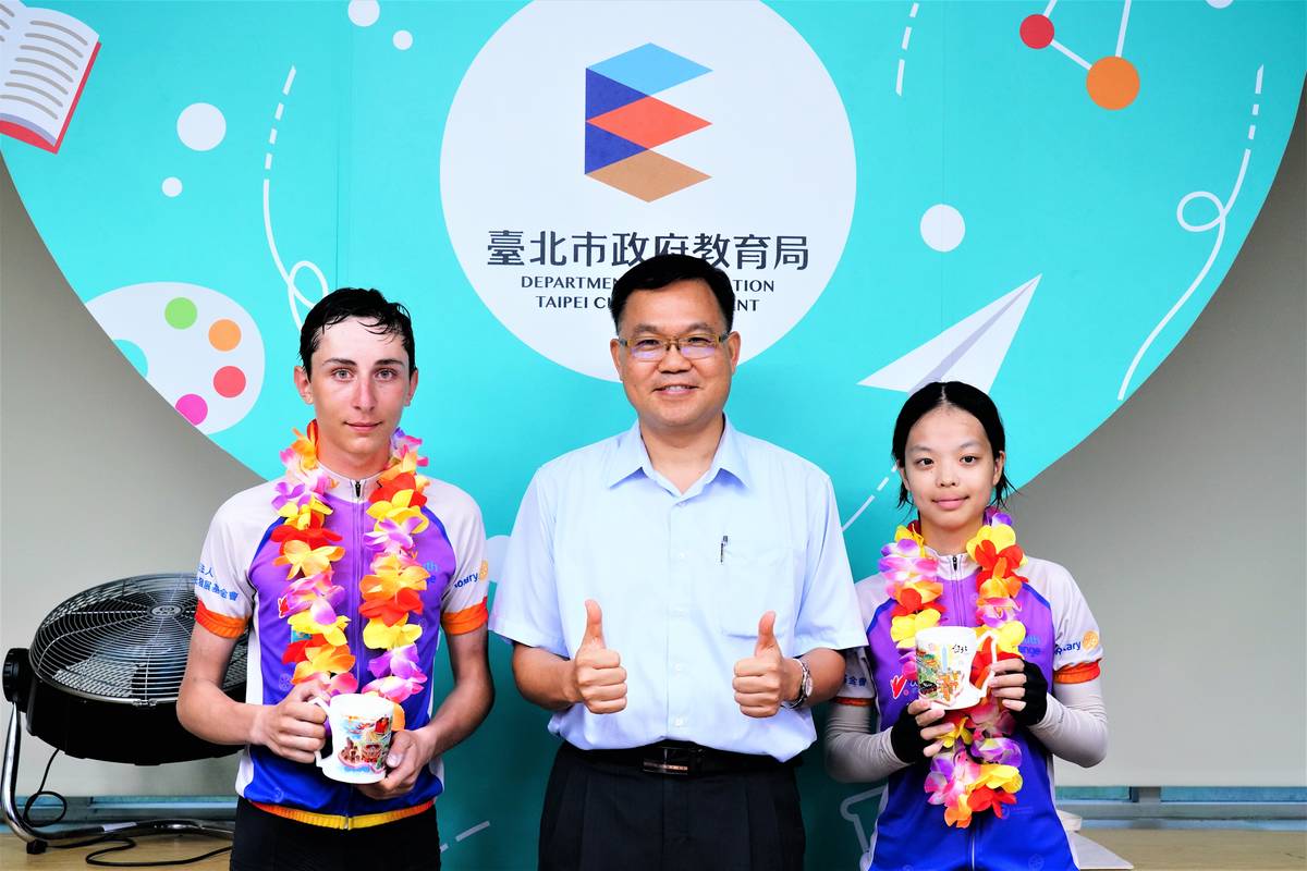 來自德國的外籍生Geriit(左一)與西松高中學生陳盈穎(右一)分享單車環臺收穫

