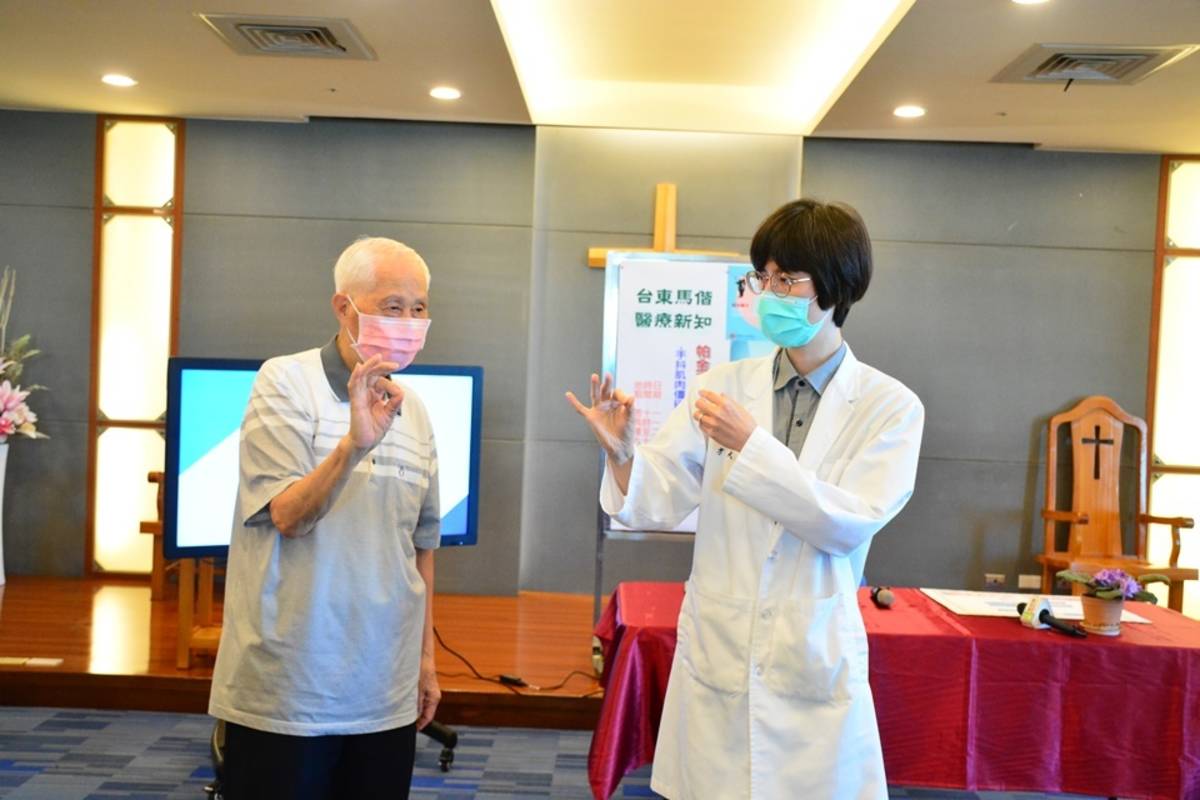 帕金森氏症以動作遲緩是最主要的核心症狀，可用碰手指速度看二邊有無一致來評量。