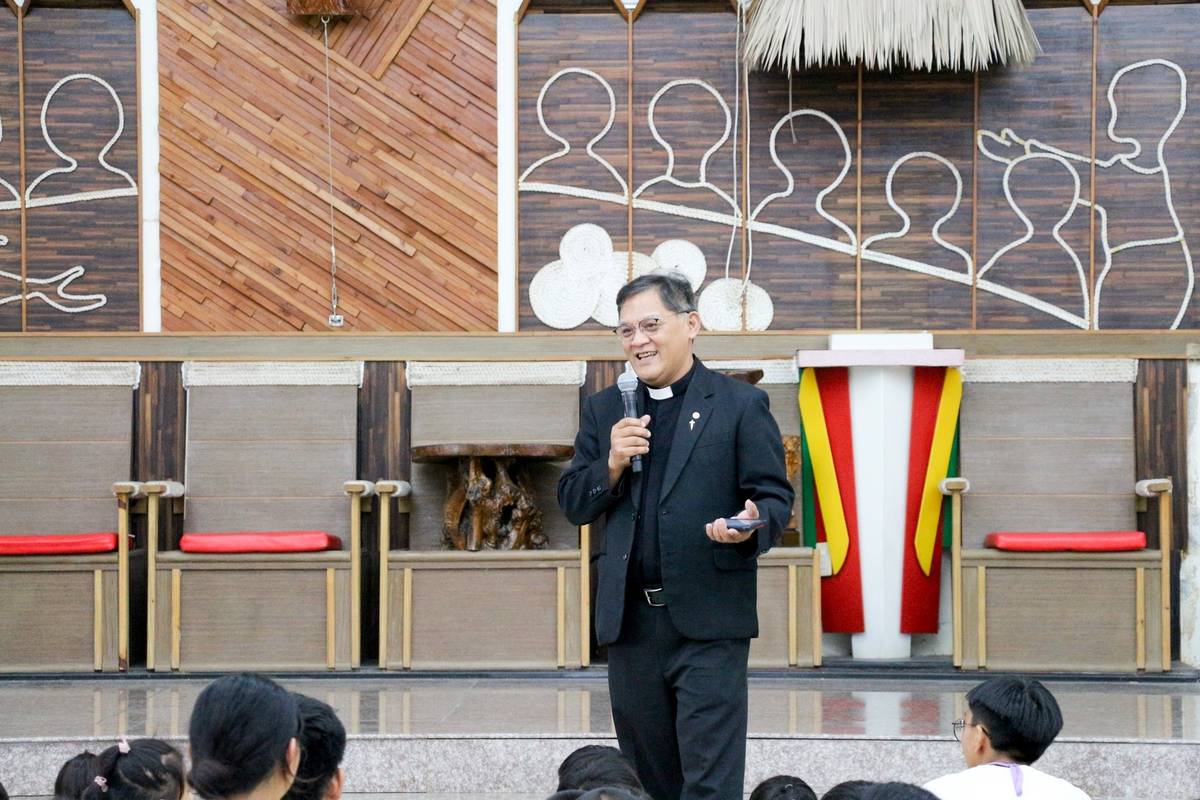 天主教單國璽基金會董事杜勇雄神父說明，「兒少及家庭社區支持服務」提升部落學生學習動機