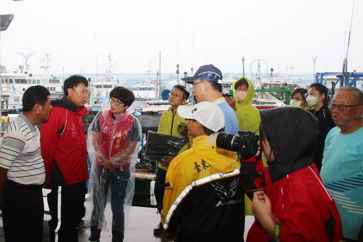 杜蘇芮颱風持續影響，臺東縣富岡漁港2艘漁船沉落海面，縣長饒慶鈴視察港區，指示妥善處理受損船體，也將協助船主爭取中央災害補助。