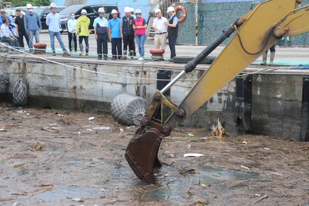杜蘇芮颱風帶來驚人雨量，富岡漁港湧入漂流木，臺東縣農業處緊急調派機具清除。
