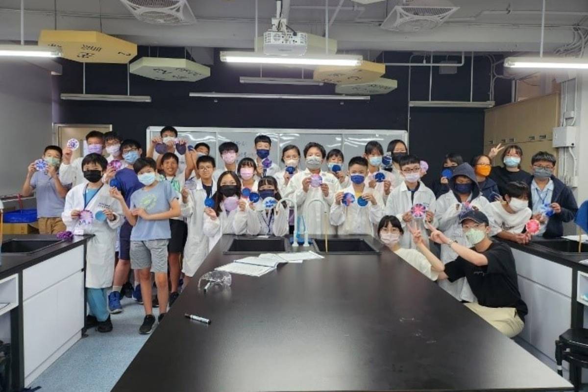 長安國中與臺師大化學系合作辦理自然科學領域實驗操作計畫，帶領30名學生動手玩科學