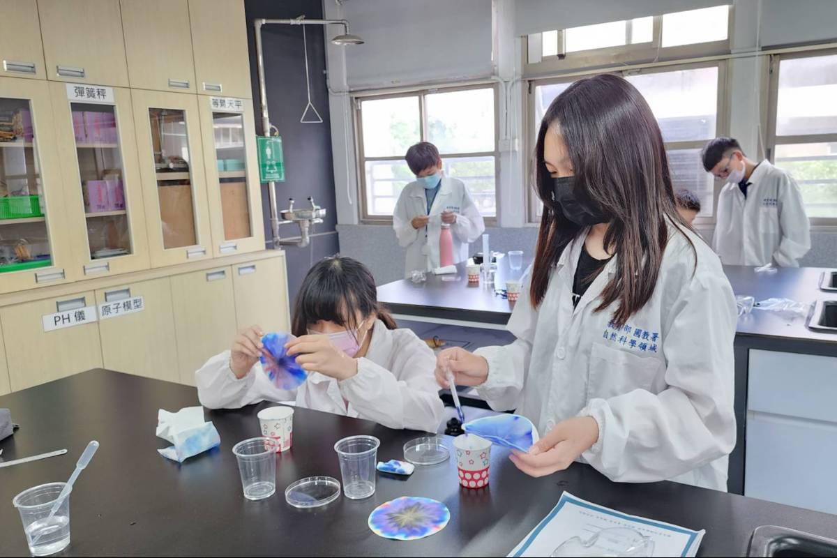 參與營隊的學生積極投入各類科學實驗