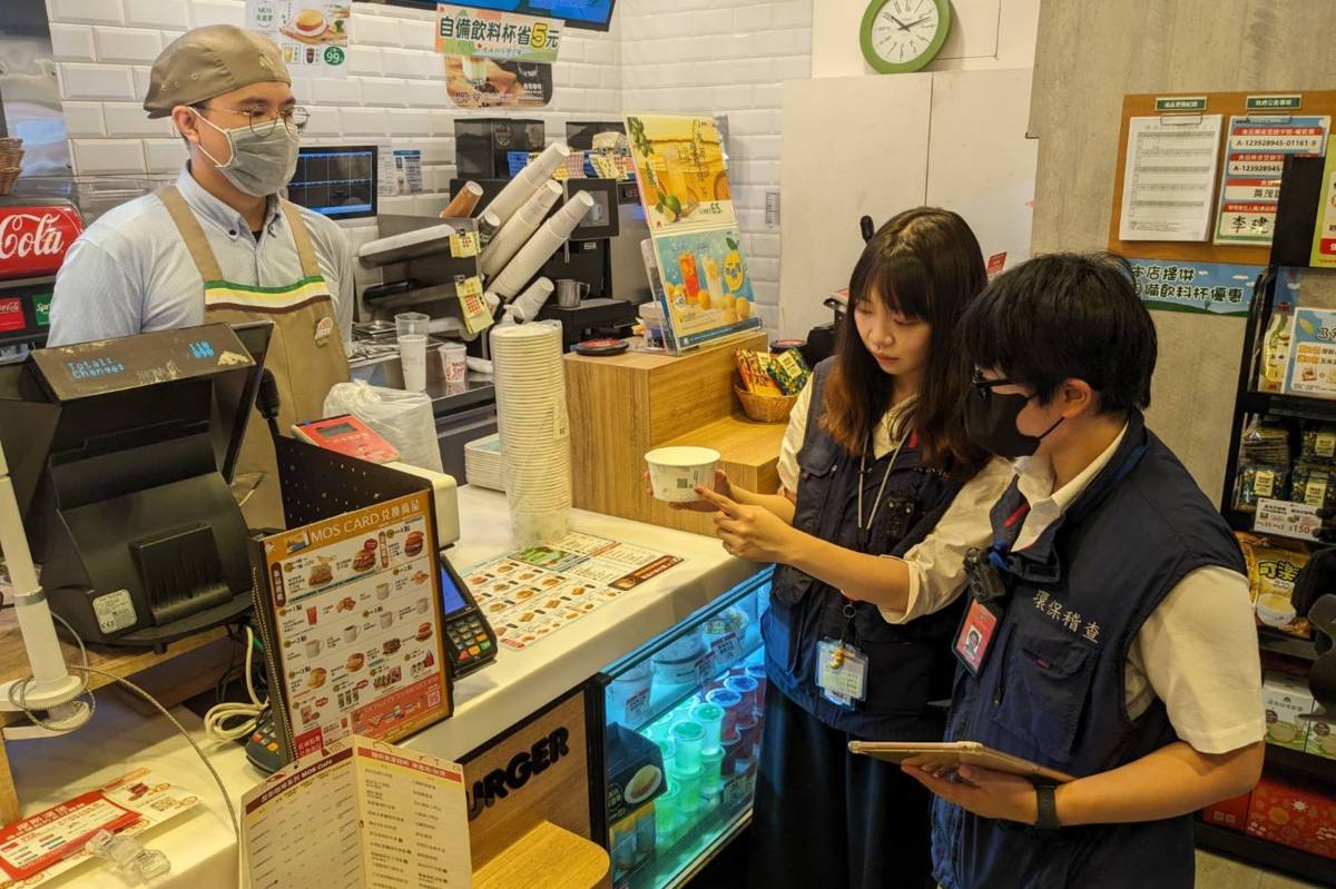 環保局開始針對北市列管禁用免洗餐具的8大類場所業者展開稽查