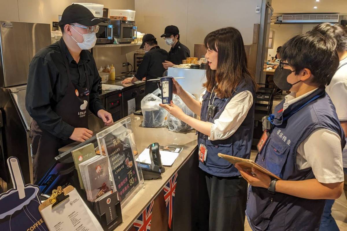 即日起超商賣場和速食店不得提供PLA 材質的杯、碗、盤、餐盒等免洗餐具