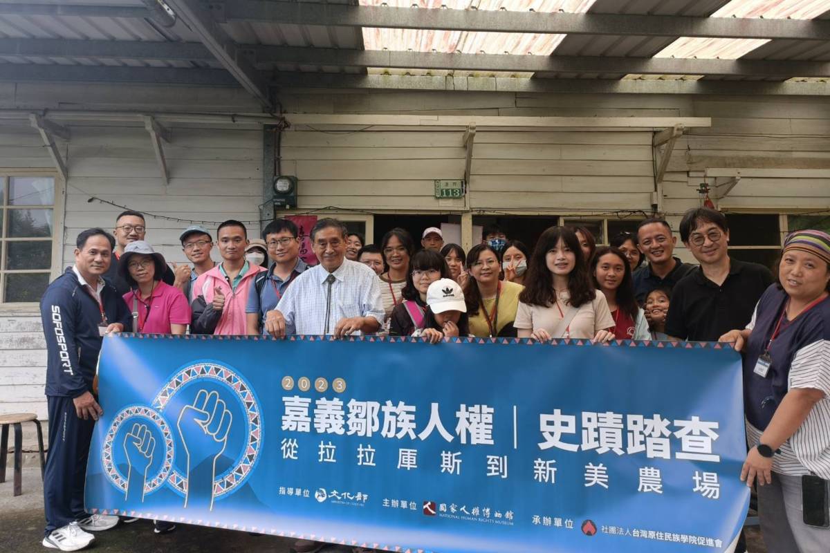 第一梯次學員參訪高一生故居，由其子高英傑（第一排左3）講述家族歷史，會後與學員合照。(人權館提供)