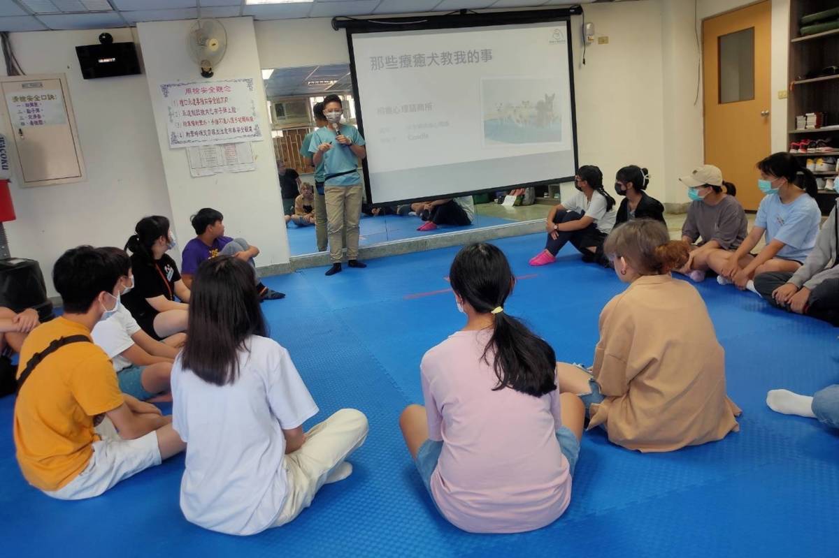 諮商師鼓勵青少年接納、面對自己的生命課題，也要尊重與自己不同的人事物