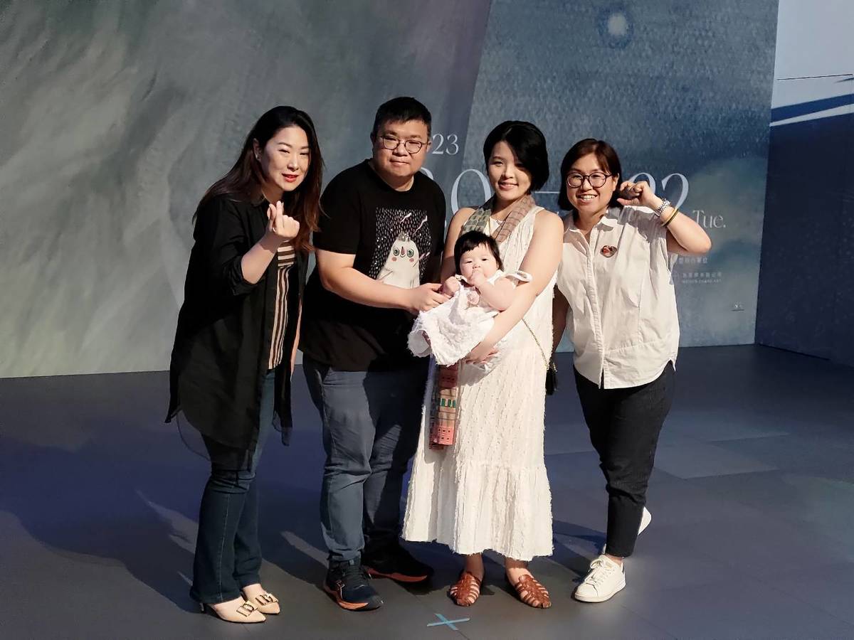 (左起)「AM Creative安徒生與莫扎特的創意」執行長林奕君,香港插畫家蔡景康Steven Choi,策展人張為雲,双融域副總經理林秀芬