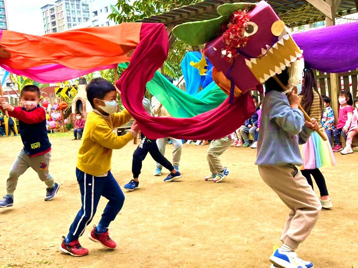 ]新竹縣私立愛默生幼兒園歡慶元宵節，幼兒表演舞龍