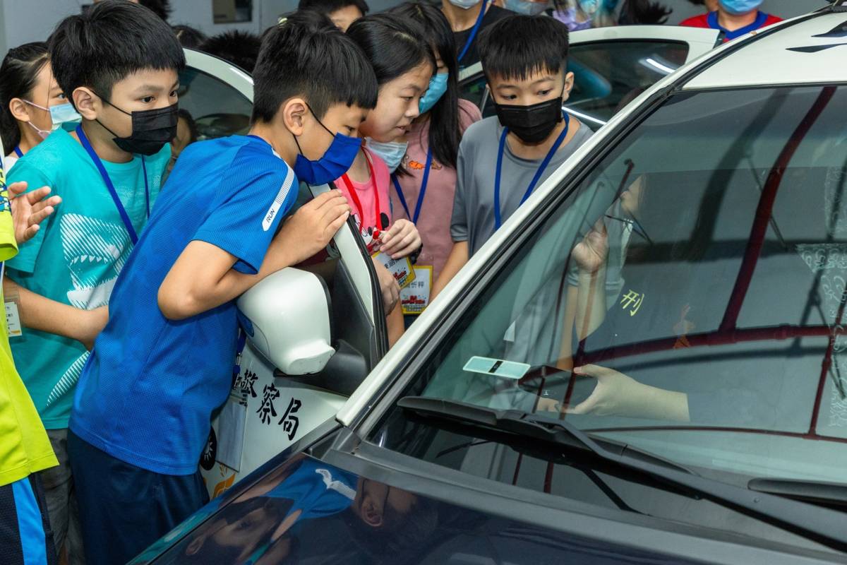 臺北探索館小志工研習營活動，帶領學員近距離接觸警察的勤務裝備