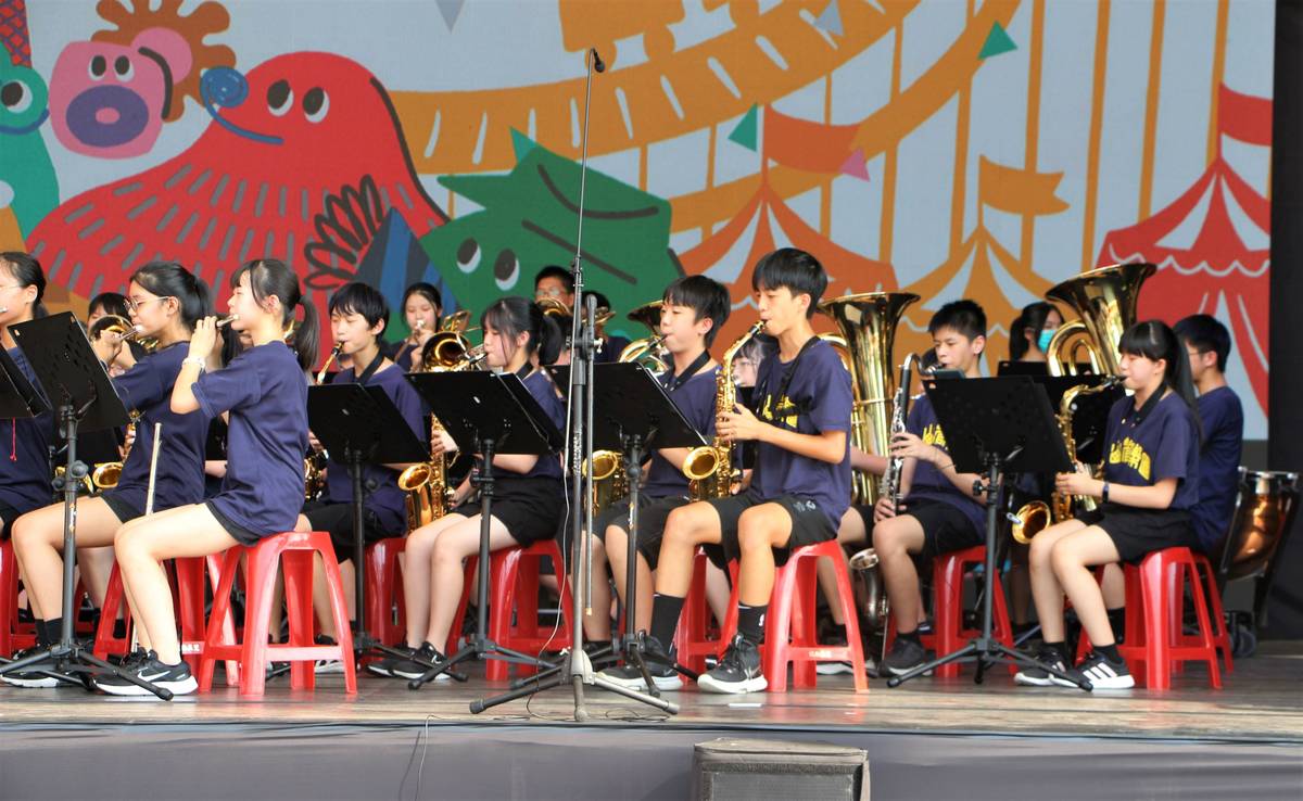 中山國中管樂團演奏「這麼可愛我很抱歉」等多首小朋友喜愛的動漫樂曲