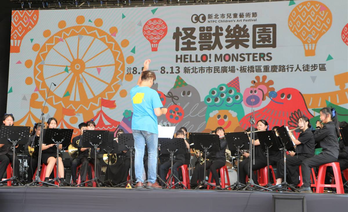 重慶國中管樂團帶來「情熱大陸」，以熱情奔放的探戈樂風揭開序幕