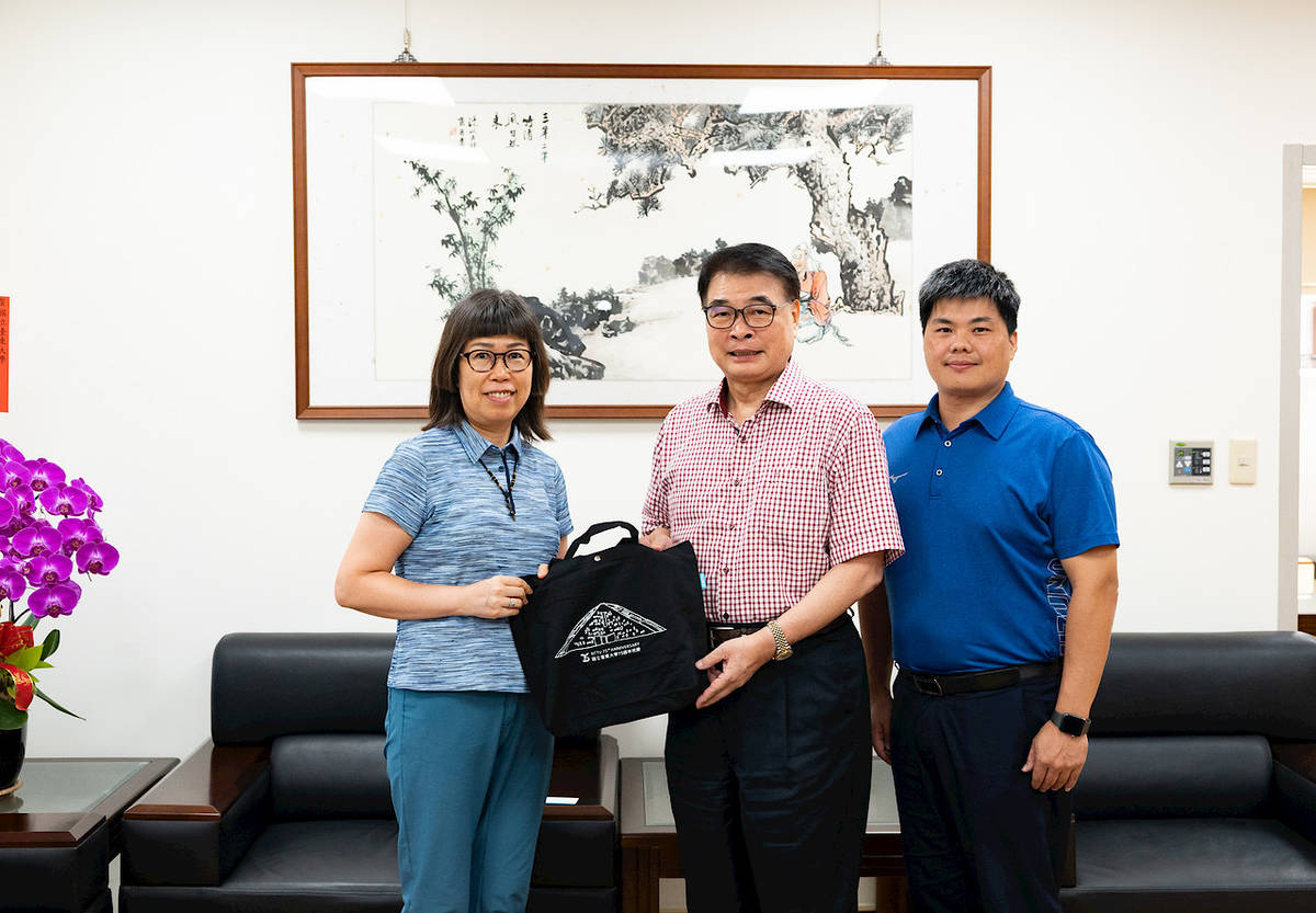 亞德客有美公益慈善基金會鄧凱麗副會長(左)與國立臺東大學曾耀銘校長(中)、學務長洪煌佳(右)合影。