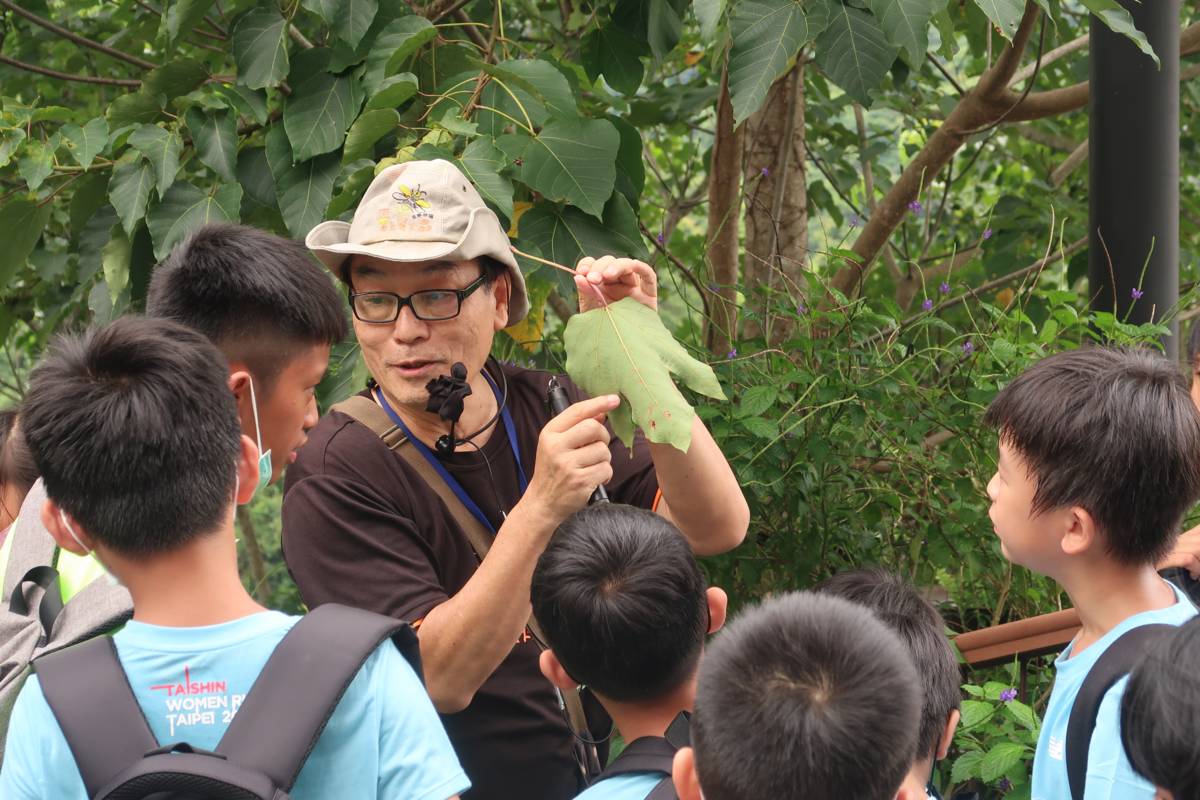 走進大自然，學員們聚精會神地聆聽導覽員的解說。