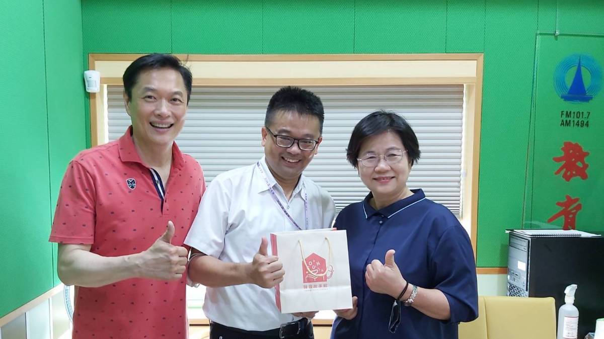 臺長黃月麗(右)
教育部人事處廖鎮文專門委員(中)
主持人李大華(左) 