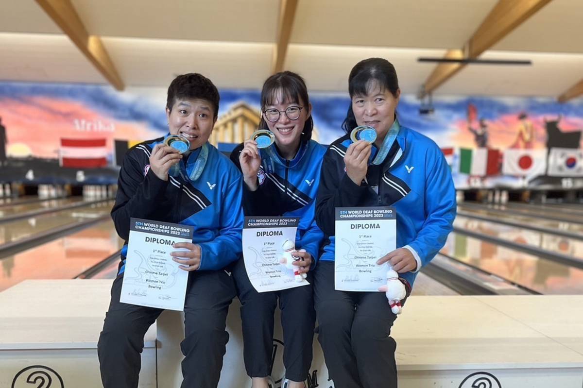 張堯茜、林雅琴及王玉琴等３位選手（左起）,勇奪聽障保齡球世錦賽女子三人賽金牌。
