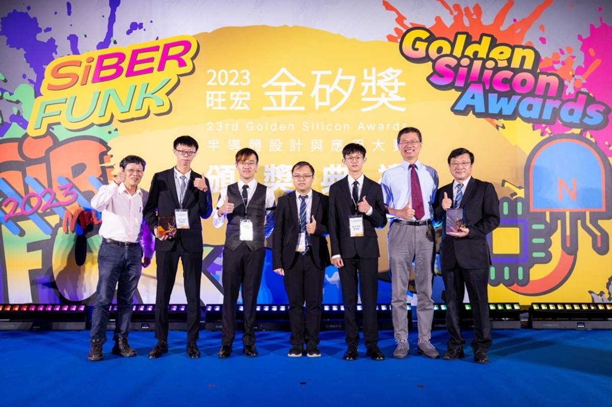虎尾科大資工系副教授陳國益（右二）團隊獲頒應用組銅獎（圖源：虎尾科大）