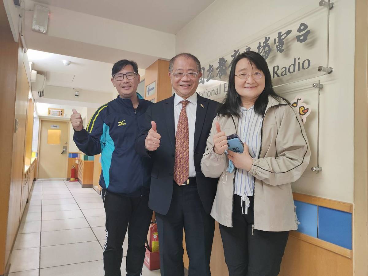 來賓中華民國觀光導遊協會許冠濱理事長(中)與主持人