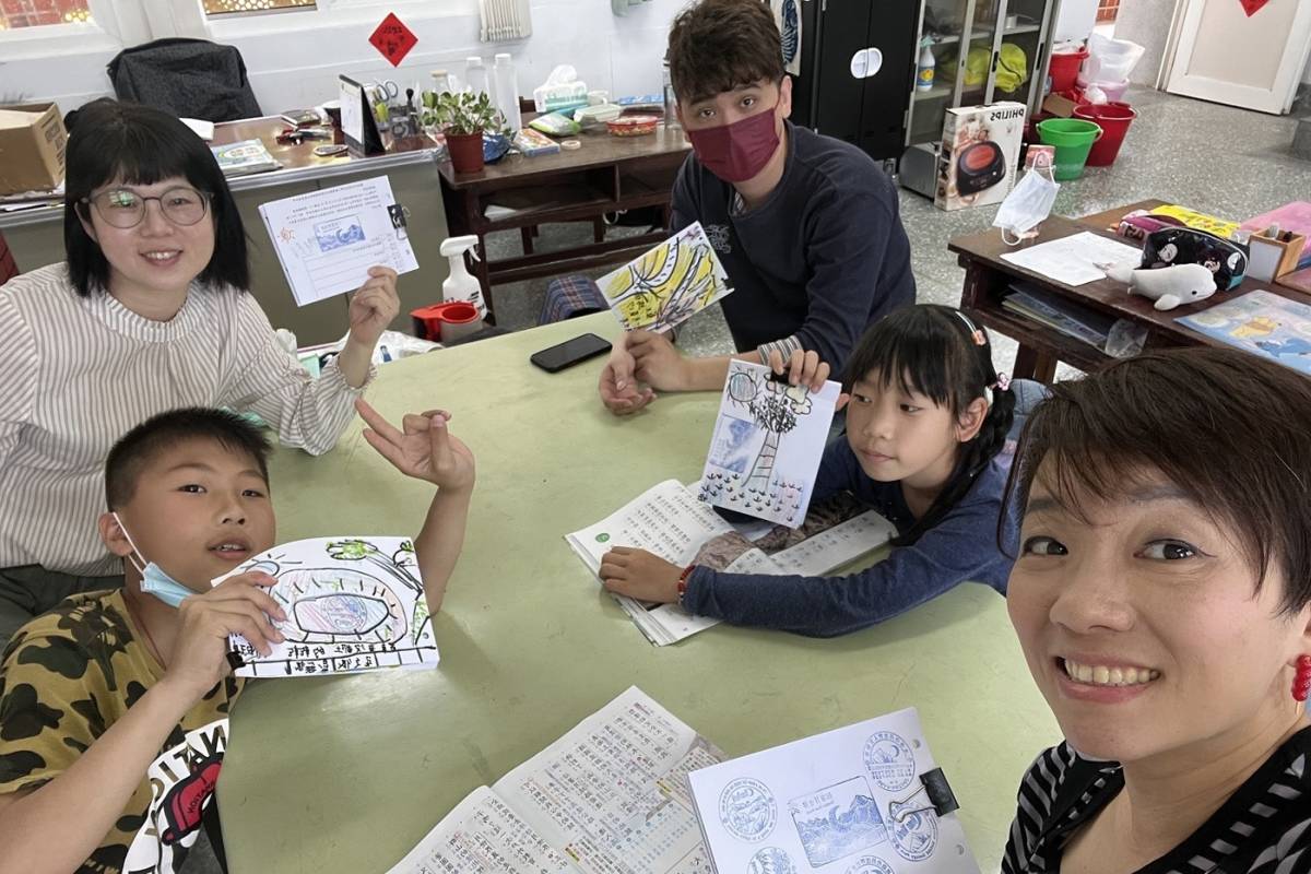 武君怡老師於臺南市二溪國小、仙草實驗小學將繪本與遊戲融入課程中