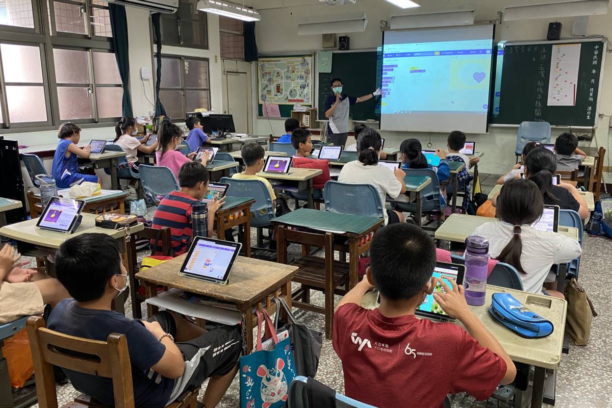 村上國小學生在夏令營中利用平板電腦學習程式設計