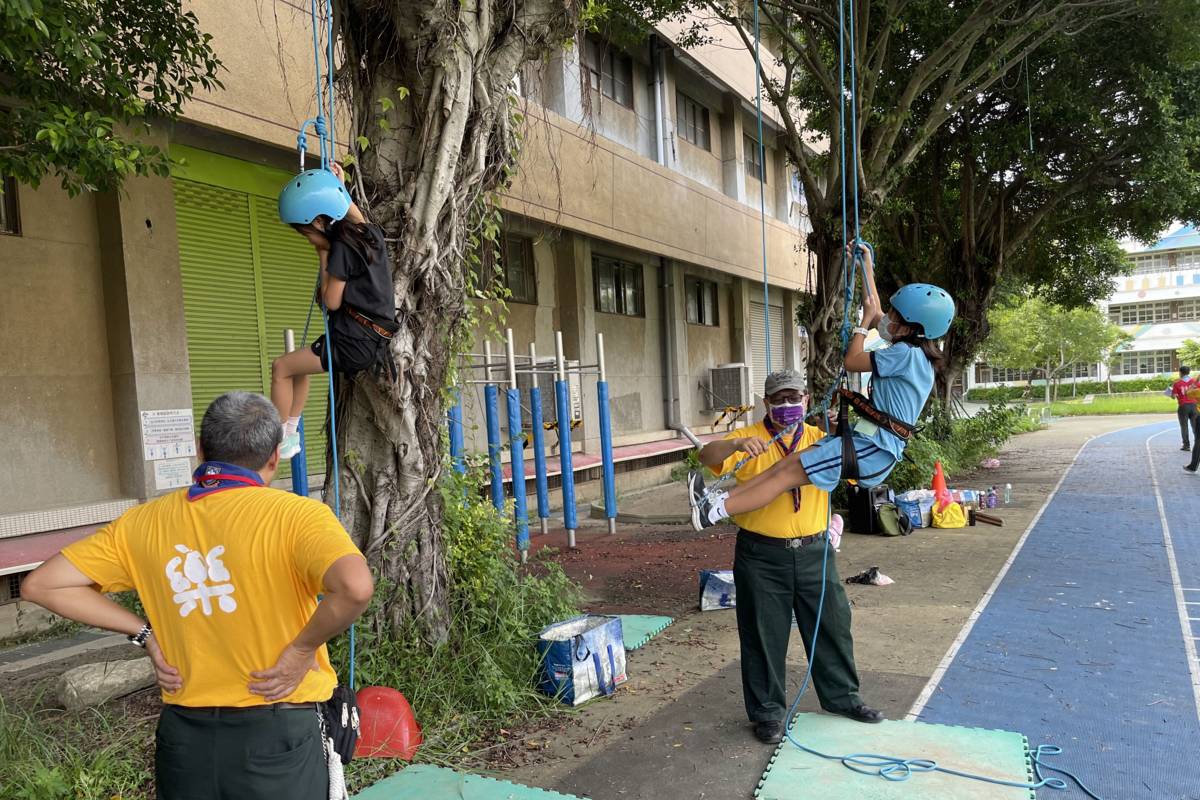 北市南門國小舉辦暑期童軍親子體驗營，學生從攀樹中克服對高度的恐懼