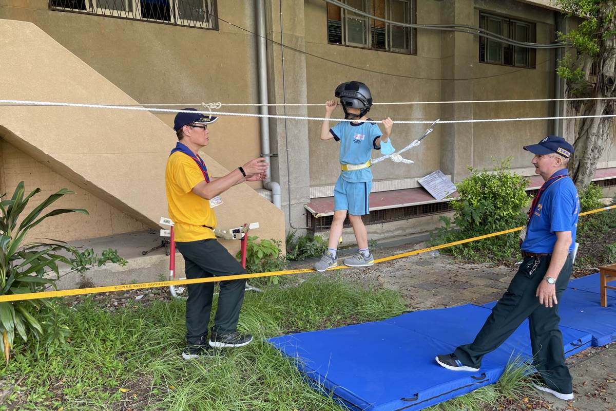 學生體驗走繩索活動，訓練平衡感並培養毅力和自信心