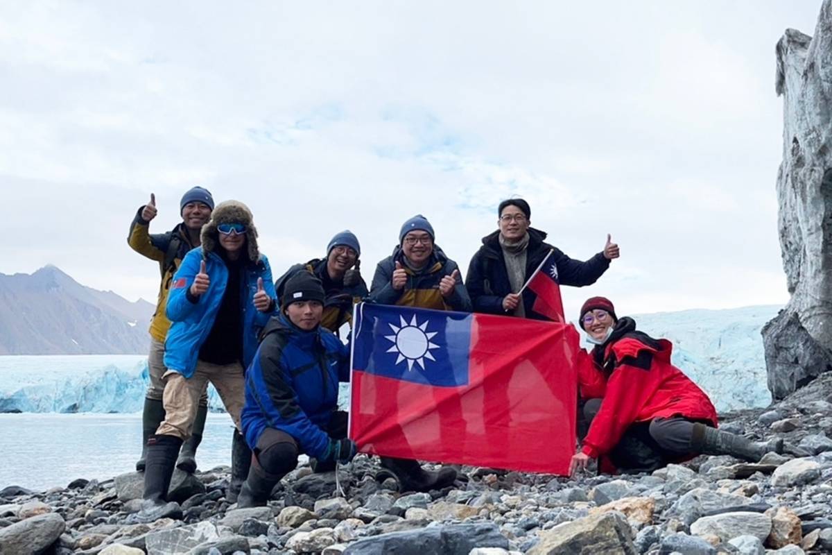 國立中央大學北極探索隊，除地球科學相關領域的科學家，另甄選高中地科老師參與