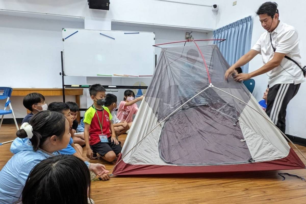 國立教育廣播電臺臺東分臺今(18)日舉辦「兒童雙語廣播營」，邀請專業講師設計戶外情境，帶小朋友體驗露營，也學習相關英語字彙。