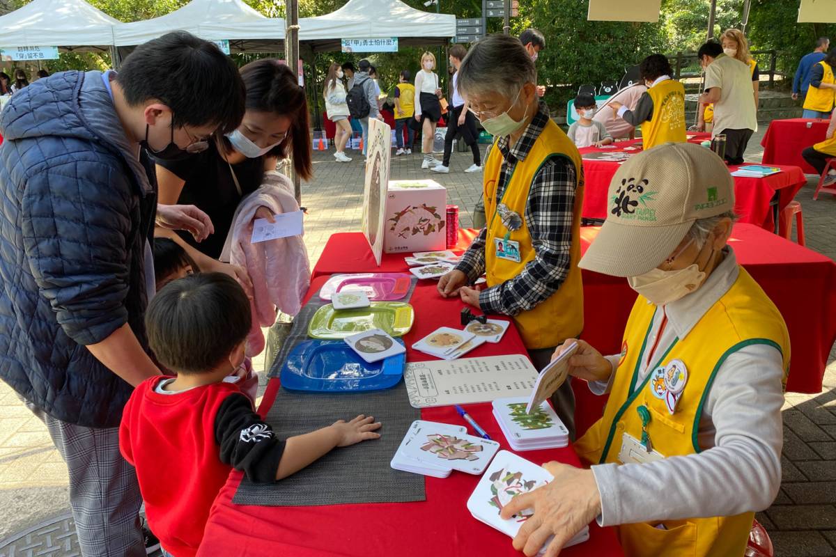 北市動物園志工運用教案與遊客互動，傳遞保育教育訊息(圖片提供:北市動物園)