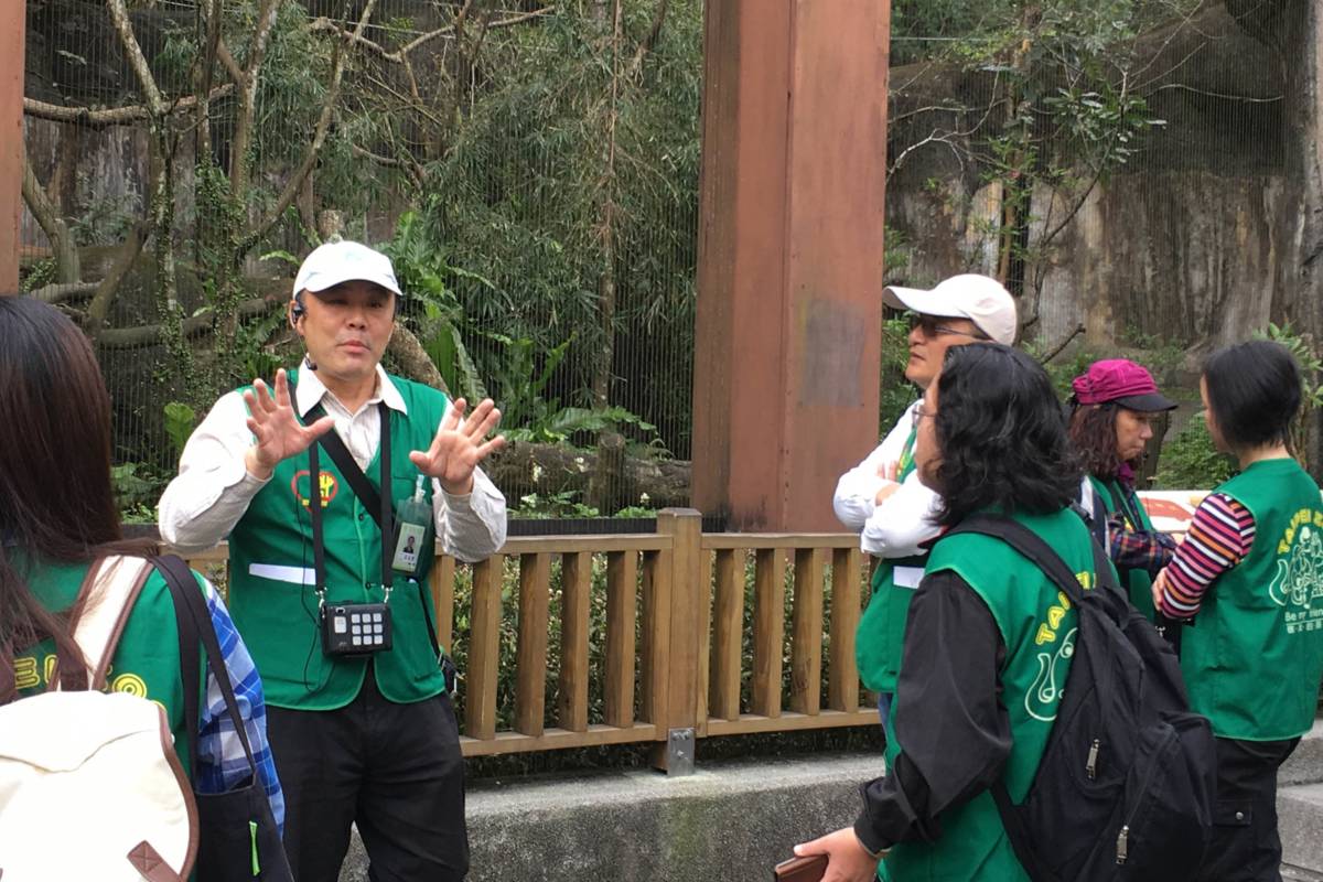 穿著綠背心的實習志工解說訓練(圖片提供:北市動物園)