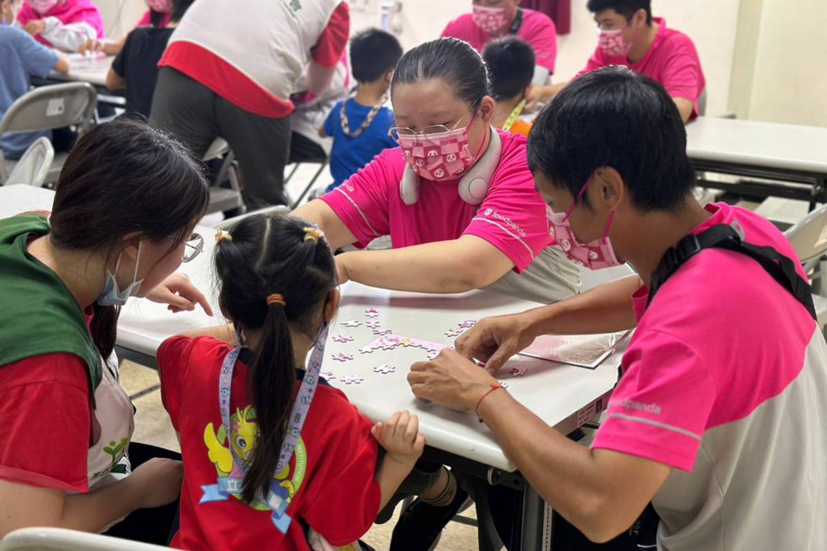 外送平台夥伴陪伴家扶兒進行拼圖遊戲(圖片來源：彰化家扶提供)