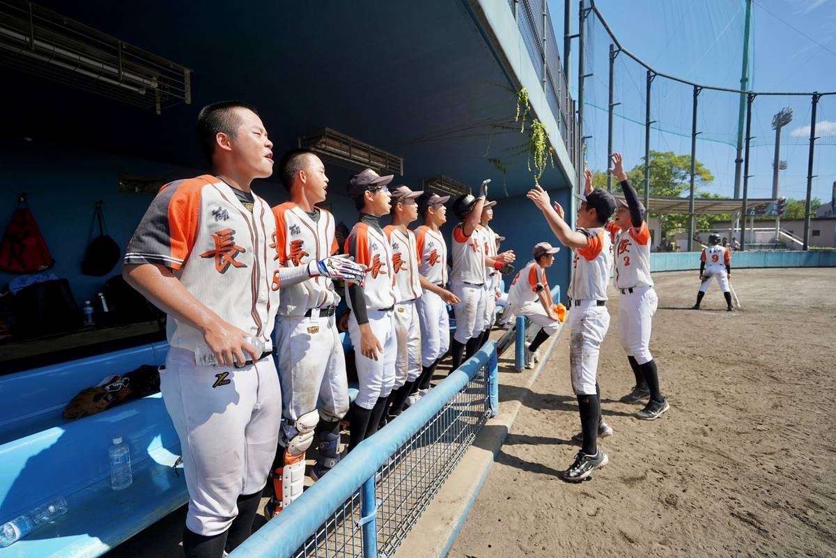 長安國中棒球隊球員們保持專注及決不放棄的態度，逆轉戰局