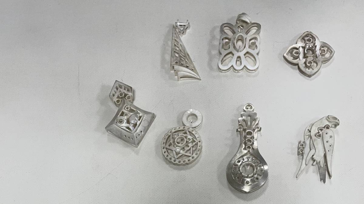 優勝選手展示金工練習作品。