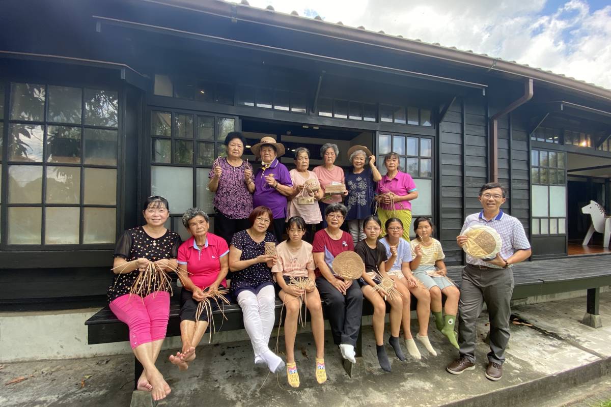 苗栗縣樂齡學習示範中心執行長與學員大合照