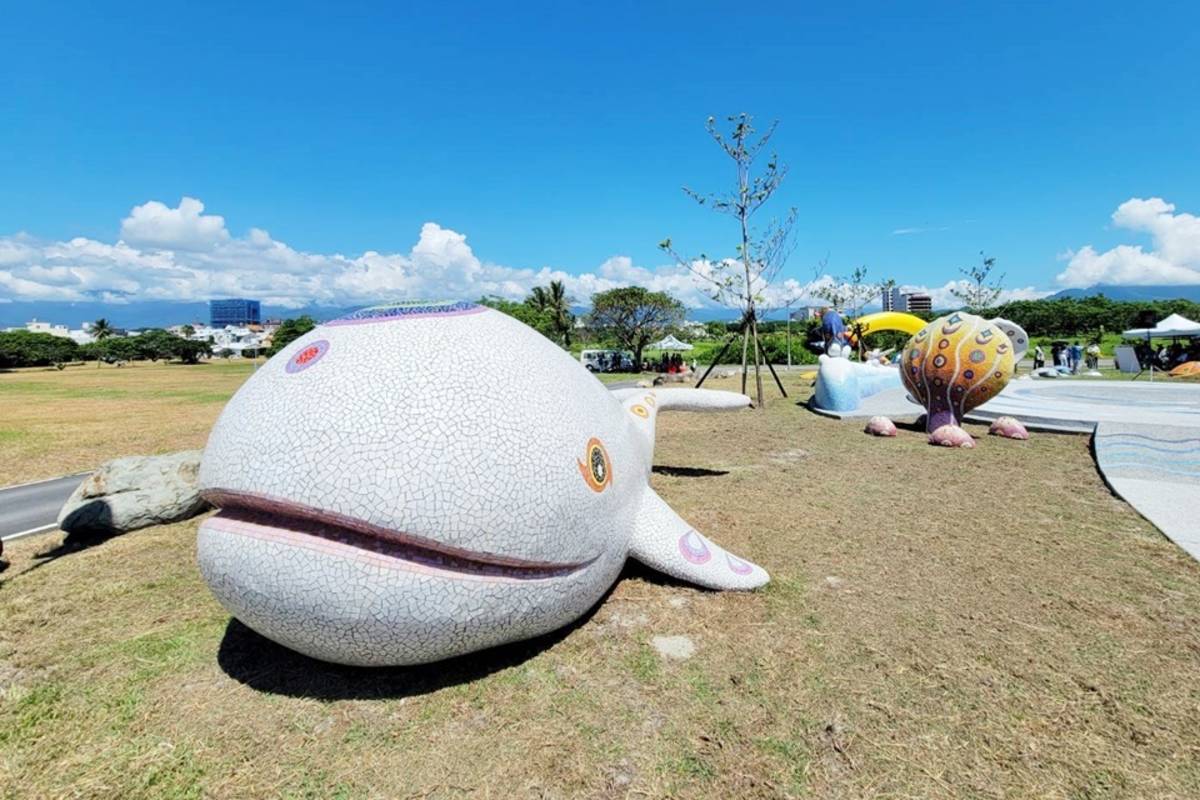 臺東市公所在海濱公園內打造海洋生態意象廣場，繽紛可愛的海洋生物裝置為園區增添新亮點。