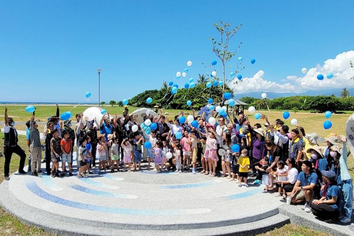 臺東市公所在海濱公園內打造海洋生態意象廣場，繽紛可愛的海洋生物裝置為園區增添新亮點。