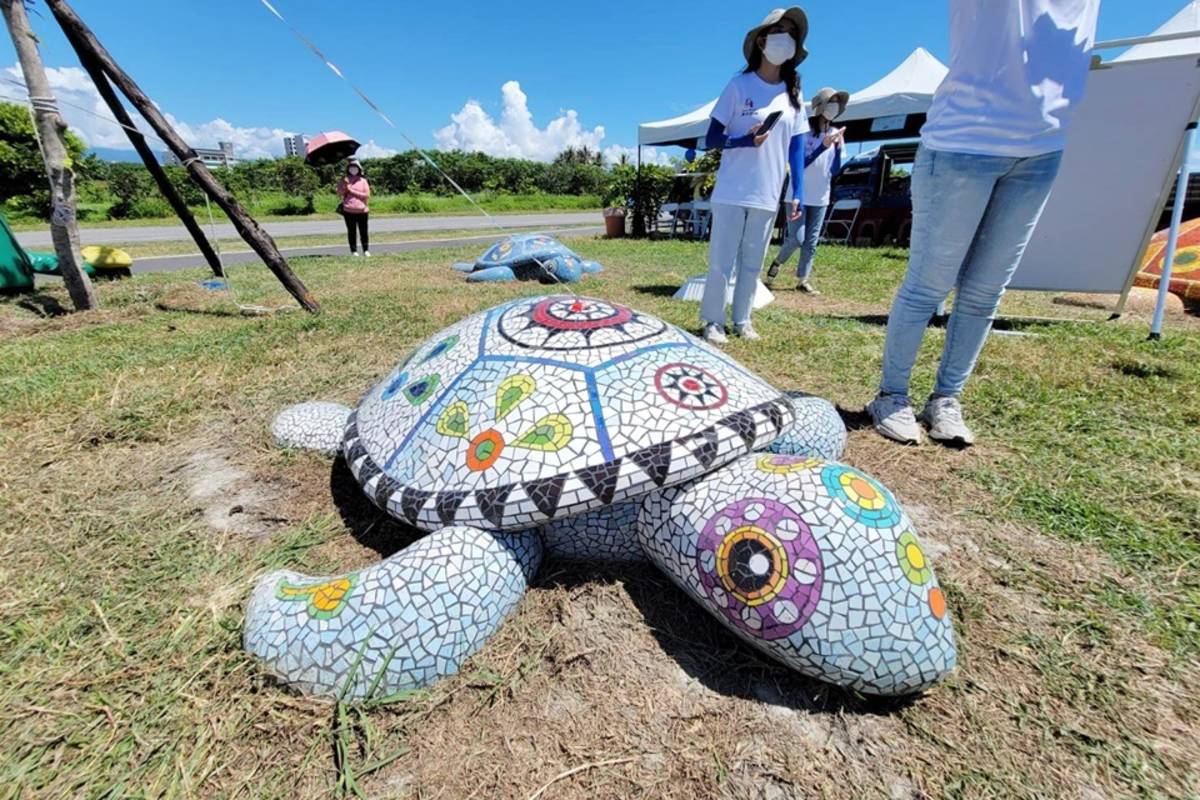 臺東市公所在海濱公園內打造海洋生態意象廣場，繽紛可愛的海洋生物裝置為園區增添新亮點。