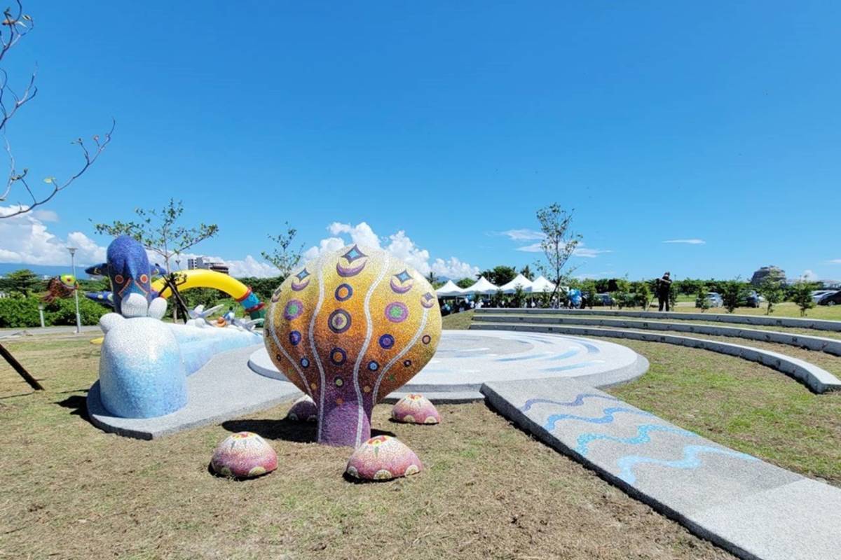 臺東市公所在海濱公園內打造海洋生態意象廣場，繽紛可愛的海洋生物裝置為園區增添新亮點。
