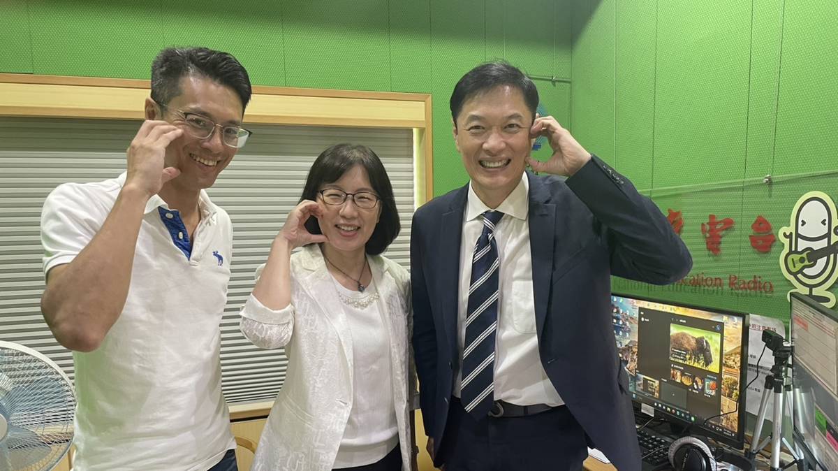 國立高雄科技大學謝淑玲副校長(中)USR計畫主持人丁國桓 (左)節目主持人李大華(右)