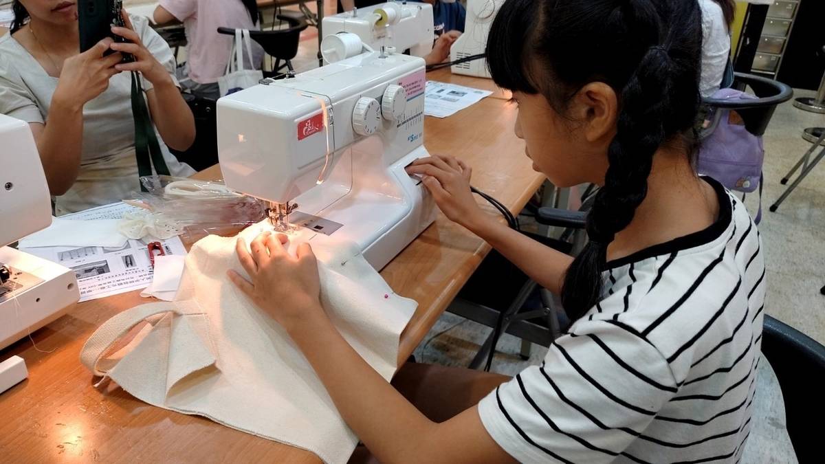 玉美人孕婦裝觀光工廠-學生學習操作縫紉機 DIY製作束口袋