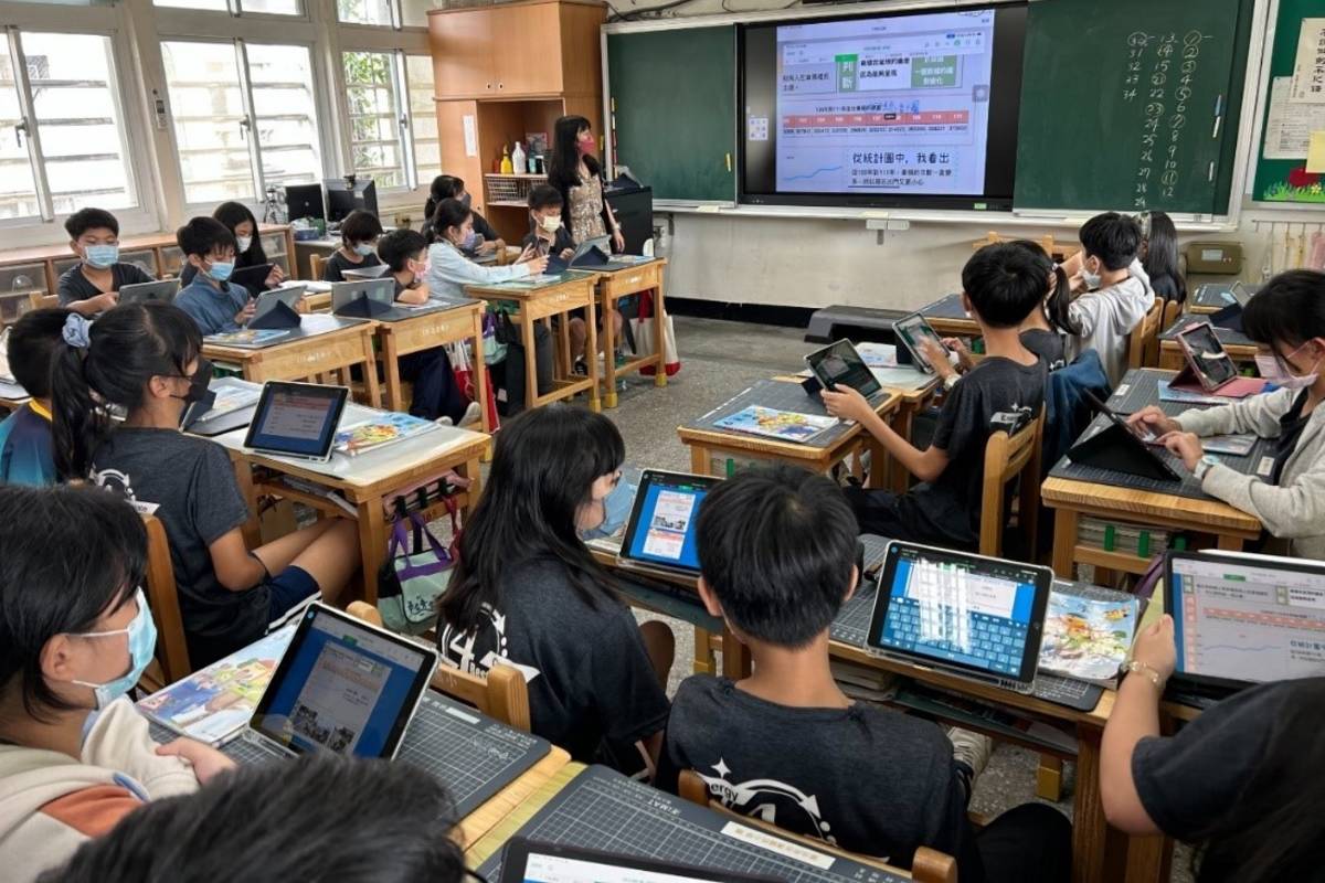 臺北市學生即使因疫情請假在家，仍可透過線上同步教學，和同學一起學習
