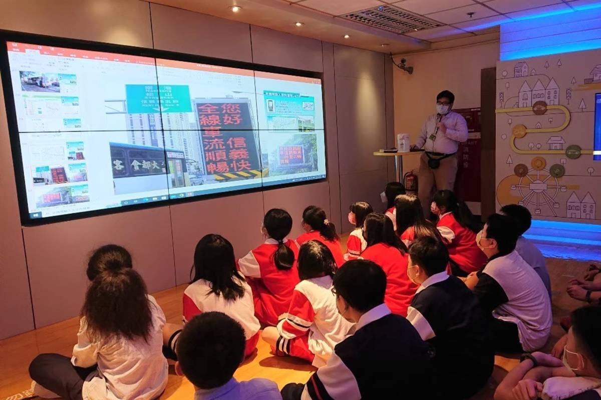 建成國中利用交通資訊中心做為交通安全教室進行情境模擬