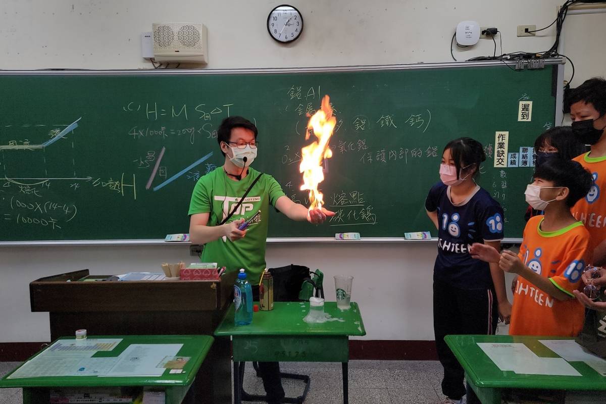 蘇宥誠老師在課堂中帶入趣味實驗「火雲掌」
