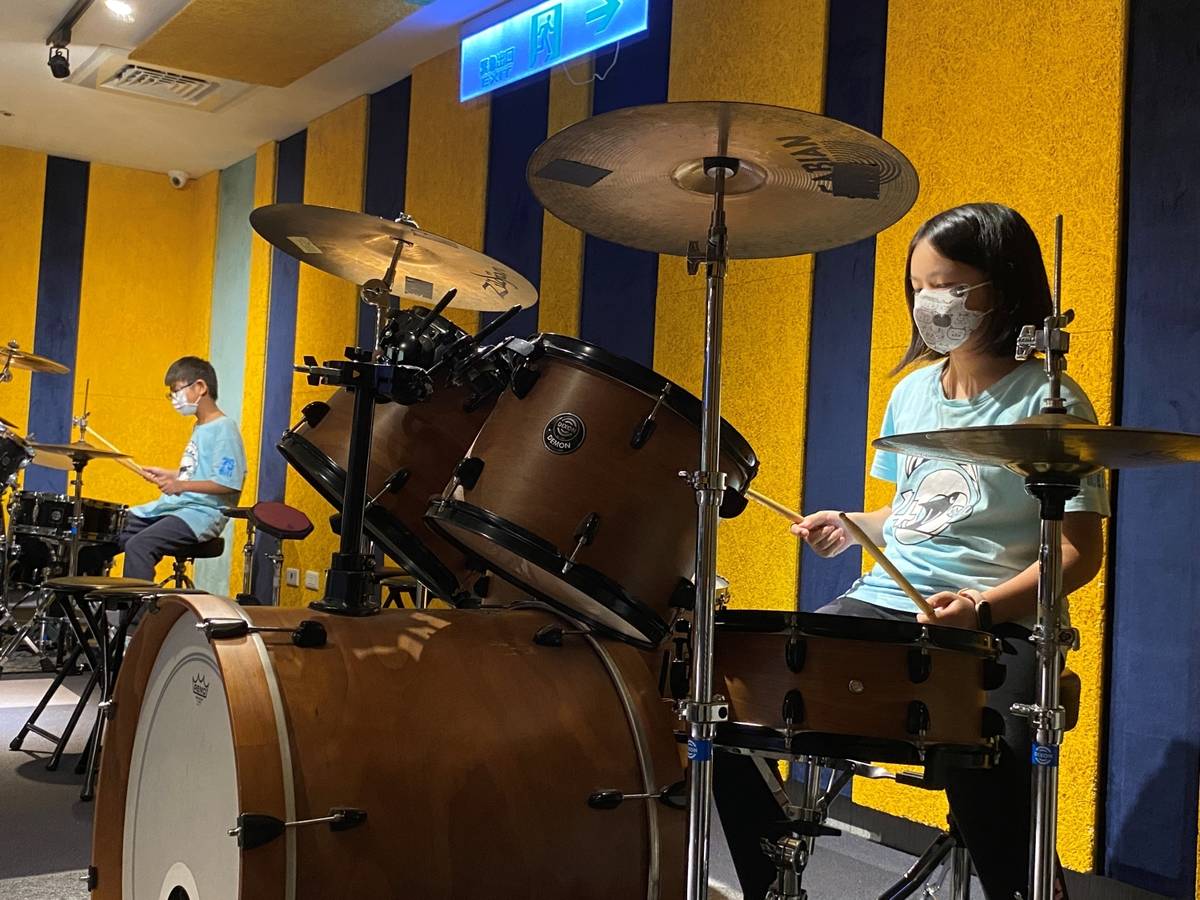 爵士鼓課程讓每位學生親身體驗打鼓，感受現場演奏的趣味
