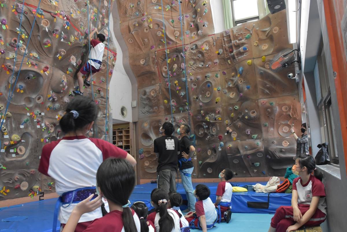 攀岩體驗讓每位學生都有機會挖掘自己的身體潛能，在攀岩的過程中找到運動的樂趣