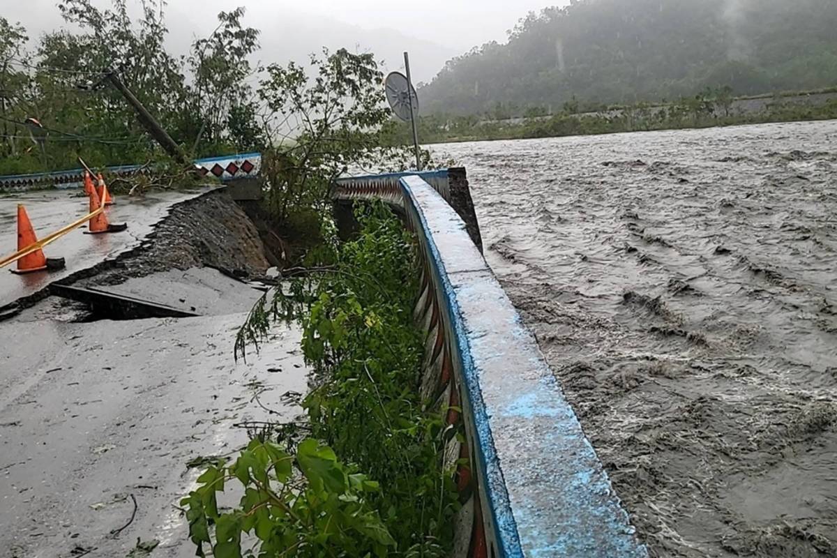 卓水溪側道路護欄坍塌